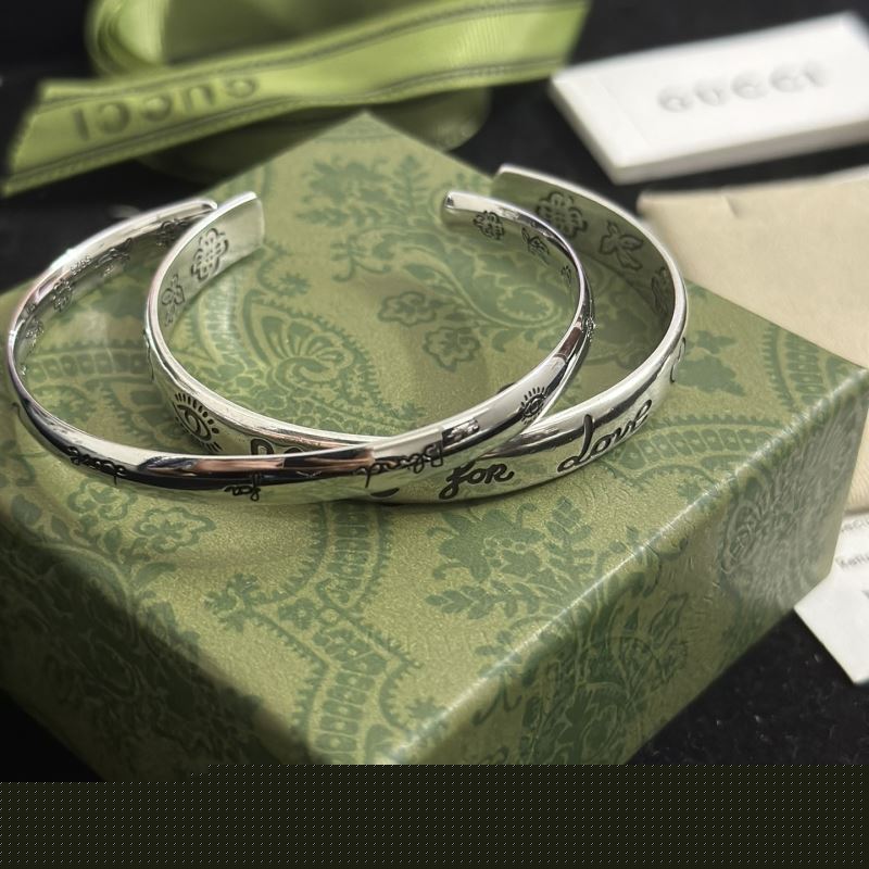 G*u*i bracelets